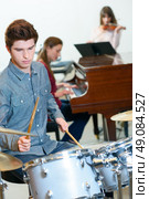 Drum lesson. Стоковое фото, агентство Ingram Publishing / Фотобанк Лори
