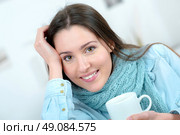 Woman drinking a cup of coffee on the sofa. Стоковое фото, агентство Ingram Publishing / Фотобанк Лори