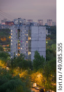 Панельный двенадцатиэтажный дом серии П-46 в СЗАО вечером. Стоковое фото, фотограф Всеволод Чуванов / Фотобанк Лори