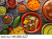 Caldo de res Mexican beef broth in table with sauces. Стоковое фото, агентство Ingram Publishing / Фотобанк Лори