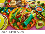 Mexican chicken and beef fajitas tacos in colorful table with sauce. Стоковое фото, агентство Ingram Publishing / Фотобанк Лори