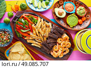 Mexican combo beef and chicken fajitas with shrimp. Стоковое фото, агентство Ingram Publishing / Фотобанк Лори