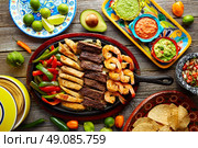 Mexican combo beef and chicken fajitas with shrimp. Стоковое фото, агентство Ingram Publishing / Фотобанк Лори