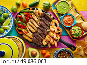 Mexican combo beef and chicken fajitas with shrimp. Стоковое фото, агентство Ingram Publishing / Фотобанк Лори