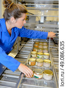 lining up the pots. Стоковое фото, агентство Ingram Publishing / Фотобанк Лори