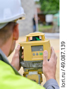 Surveyor lining up his equipment. Стоковое фото, агентство Ingram Publishing / Фотобанк Лори