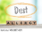 Dust allergy headline on a wooden table with a nature background. Стоковое фото, агентство Ingram Publishing / Фотобанк Лори