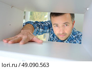 Fitting a cupboard. Стоковое фото, агентство Ingram Publishing / Фотобанк Лори