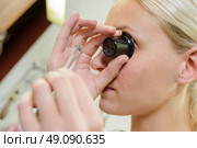 Female jeweller assessing a stone. Стоковое фото, агентство Ingram Publishing / Фотобанк Лори