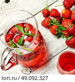 Cool strawberry compote. Glass decanter with delicious strawberry compote of fresh berries. Стоковое фото, агентство Ingram Publishing / Фотобанк Лори