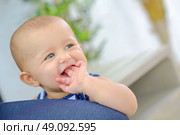 Smiling baby with fingers in mouth. Стоковое фото, агентство Ingram Publishing / Фотобанк Лори