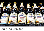Алкогольное бутылочное пиво Kulmbacher на полке в супермаркете. Редакционное фото, фотограф FotograFF / Фотобанк Лори
