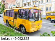 Автобус школьный Павловского автобусного завода (ПАЗ) на улице города (2017 год). Редакционное фото, фотограф FotograFF / Фотобанк Лори
