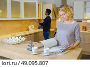Couple looking at fitted kitchen. Стоковое фото, агентство Ingram Publishing / Фотобанк Лори