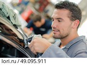 Buffering a customer’s car. Стоковое фото, агентство Ingram Publishing / Фотобанк Лори