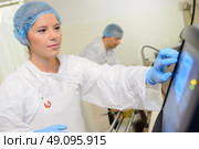 Factory operative using computer. Стоковое фото, агентство Ingram Publishing / Фотобанк Лори