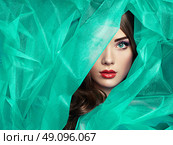 Fashion photo of beautiful women under turquoise veil. Beauty portrait. Perfect makeup. Eyelashes. Lips. Cosmetic Eyeshadow. Стоковое фото, агентство Ingram Publishing / Фотобанк Лори