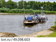 Паромная переправа на реке Тобол возле села Ярково. Тюменская область (2018 год). Редакционное фото, фотограф Александр Тараканов / Фотобанк Лори
