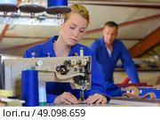 sewing. Стоковое фото, агентство Ingram Publishing / Фотобанк Лори