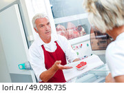Butcher with a customer. Стоковое фото, агентство Ingram Publishing / Фотобанк Лори