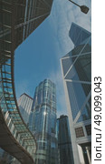 Modern skyscrapers reflect city skyline in bright daylight. Стоковое видео, видеограф Михаил Коханчиков / Фотобанк Лори