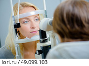 Woman having eye test. Стоковое фото, агентство Ingram Publishing / Фотобанк Лори