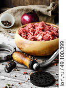 meat ground in meat grinder. Стоковое фото, агентство Ingram Publishing / Фотобанк Лори