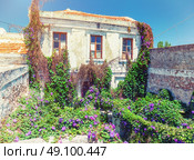 antique housein the colorful  village Koskinou on the island of Rhodes, Greece. Стоковое фото, агентство Ingram Publishing / Фотобанк Лори