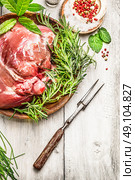 Leg of lamb with meat fork and fresh seasoning on rustic wooden background. Стоковое фото, агентство Ingram Publishing / Фотобанк Лори