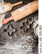 Christmas cookies baking. Preparation with bake molds, rolling pin and flour on wooden background, top view. Стоковое фото, агентство Ingram Publishing / Фотобанк Лори