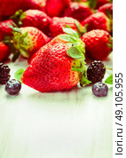 strawberries and summer berries on wooden background, close up. Стоковое фото, агентство Ingram Publishing / Фотобанк Лори