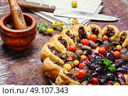 ruddy meat pie. Meat pie and mortar with sharp spices according to traditional recipe in rustic style. Стоковое фото, агентство Ingram Publishing / Фотобанк Лори