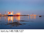Tanker in the port. Harbor at night, Black sea. Стоковое фото, агентство Ingram Publishing / Фотобанк Лори