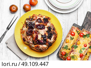 Roasted whole chicken. Lunch dish with roasted carcass of chicken in plum sauce. Стоковое фото, агентство Ingram Publishing / Фотобанк Лори