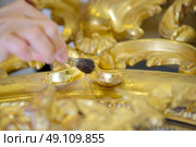 cleaning gold. Стоковое фото, агентство Ingram Publishing / Фотобанк Лори