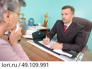 Funeral director talking to bereaved woman. Стоковое фото, агентство Ingram Publishing / Фотобанк Лори
