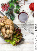 Knuckle meat for Christmas. Dish of roulade of veal stuffed with mushrooms and spices and Christmas decorations. Стоковое фото, агентство Ingram Publishing / Фотобанк Лори