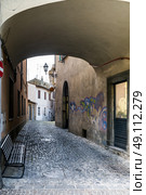 View of buildings along narrow street, Via Garibaldi, Orvieto, Terni Province, Umbria, Italy. Стоковое фото, агентство Ingram Publishing / Фотобанк Лори