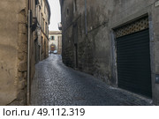 View of an alley, Orvieto, Terni Province, Umbria, Italy. Стоковое фото, агентство Ingram Publishing / Фотобанк Лори
