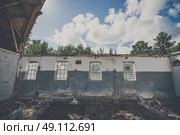 Damaged building missing the roof with old windows. Стоковое фото, агентство Ingram Publishing / Фотобанк Лори
