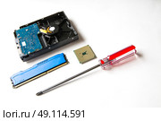 Computer components on a white background. CPU, HDD, DDR RAM, screw-driver. Стоковое фото, агентство Ingram Publishing / Фотобанк Лори