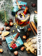 Mulled wine with spices. Стоковое фото, агентство Ingram Publishing / Фотобанк Лори
