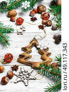 Handmade decorative Christmas tree, and xmas paraphernalia. Стоковое фото, агентство Ingram Publishing / Фотобанк Лори