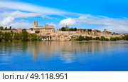 Zamora skyline by Duero river of Spain on the Via de la Plata way to Santiago. Стоковое фото, агентство Ingram Publishing / Фотобанк Лори