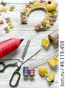 Toy manufacturer in the form of horseshoe of pasta. Стоковое фото, агентство Ingram Publishing / Фотобанк Лори
