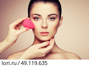 Makeup artist applies skintone. Beautiful woman face. Perfect makeup. Skincare foundation. Sponge makeup artist. Стоковое фото, агентство Ingram Publishing / Фотобанк Лори