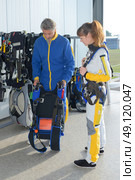 Parachutist holding harness. Стоковое фото, агентство Ingram Publishing / Фотобанк Лори