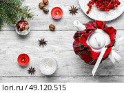 tea with cranberry. Kettle in stylish tea warmer Christmas background. Стоковое фото, агентство Ingram Publishing / Фотобанк Лори