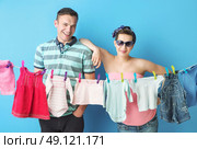 Amused parents doing the baby's laundry. Стоковое фото, агентство Ingram Publishing / Фотобанк Лори