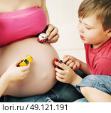 Family playing with a unborn sibling. Стоковое фото, агентство Ingram Publishing / Фотобанк Лори